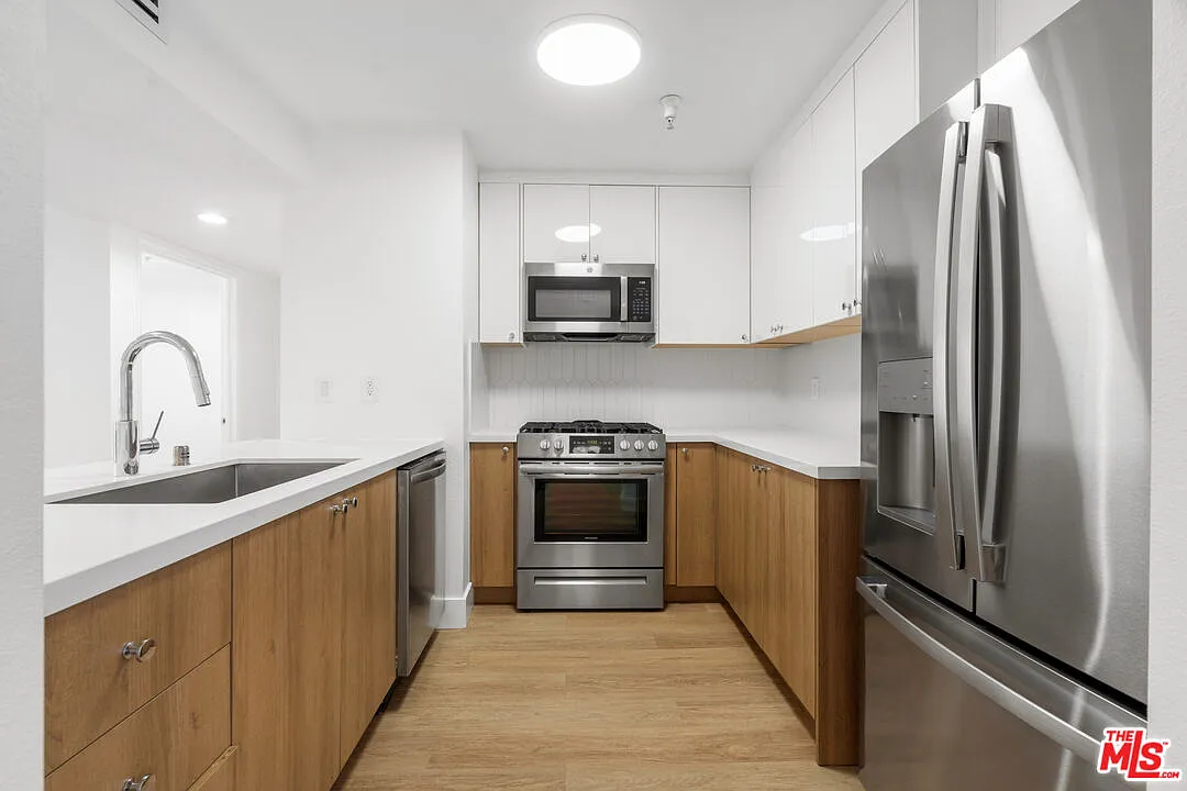 2 bed, 2.0 bath, 1100 sqft, $4,042 — Photo 2