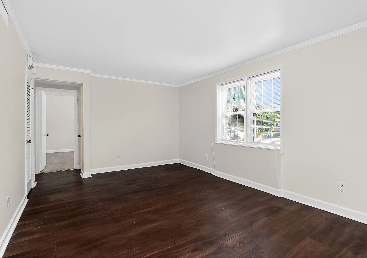 Lovely Two Bedroom Condo in Cotswold! — Photo 2
