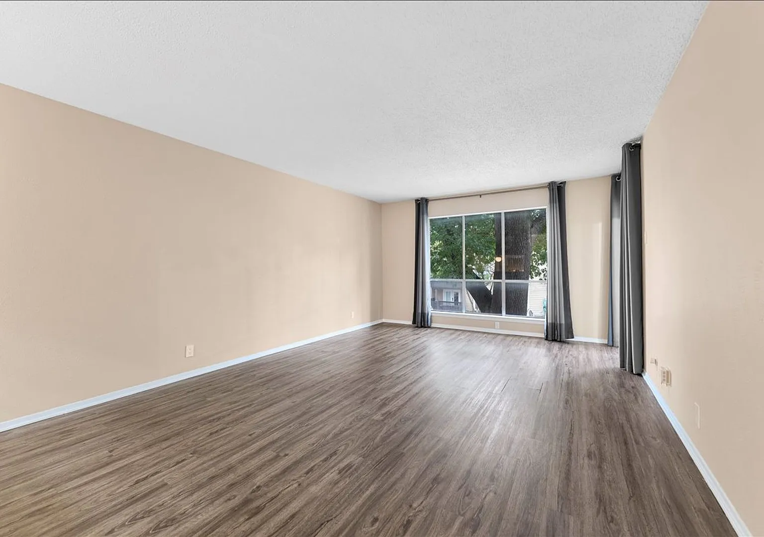 Updated Oak Lawn 1 Bed 1 Bath 665 Sqft Condominium Gated Community - Must See — Photo 4