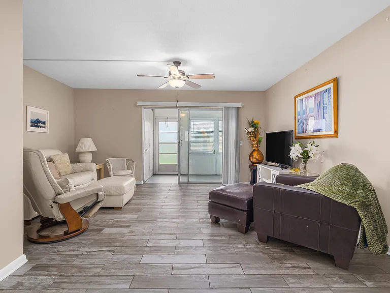410 NE 17th Ave #101 — Photo 9