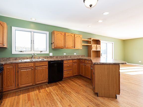 4th image of 925 Amber Ln
