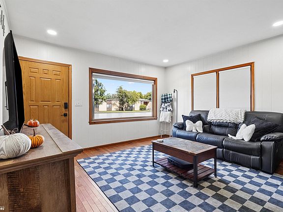 5th image of 806 E Henry St