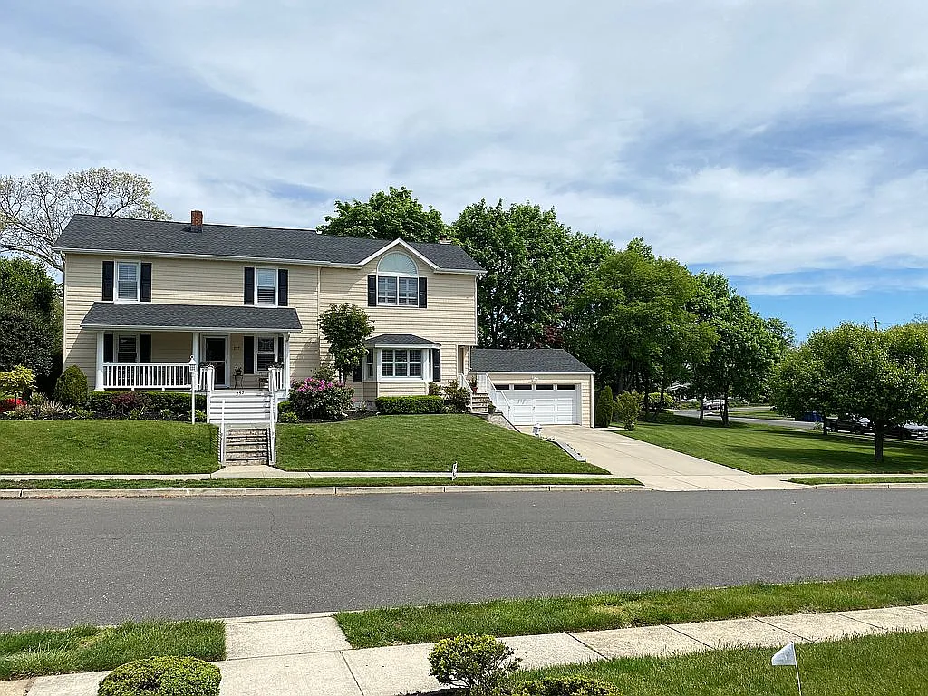 257 Dixon Ave photo 1