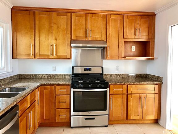 3rd image of 2946 Taraval St