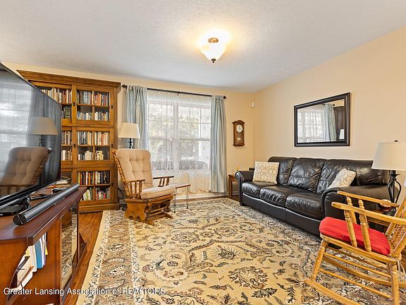 5th image of 687 Virginia Ave