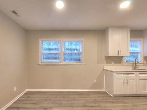 4th image of 1024 Sharon Dr