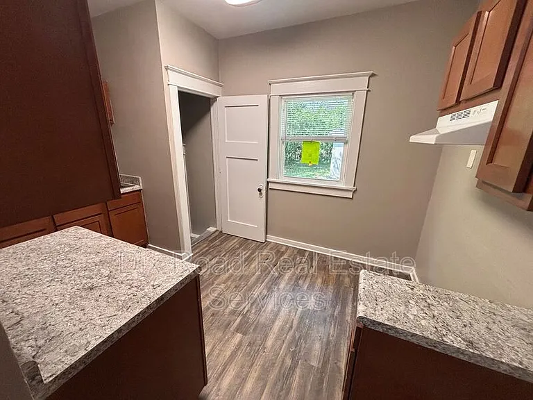 2109 Victoria Ave — Photo 8