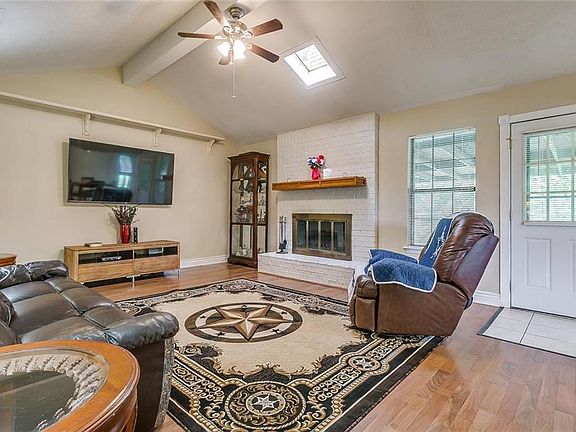 4th image of 313 Country Meadow Dr
