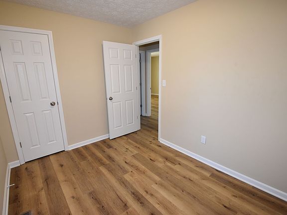 5th image of 2803 W Walnut Dr
