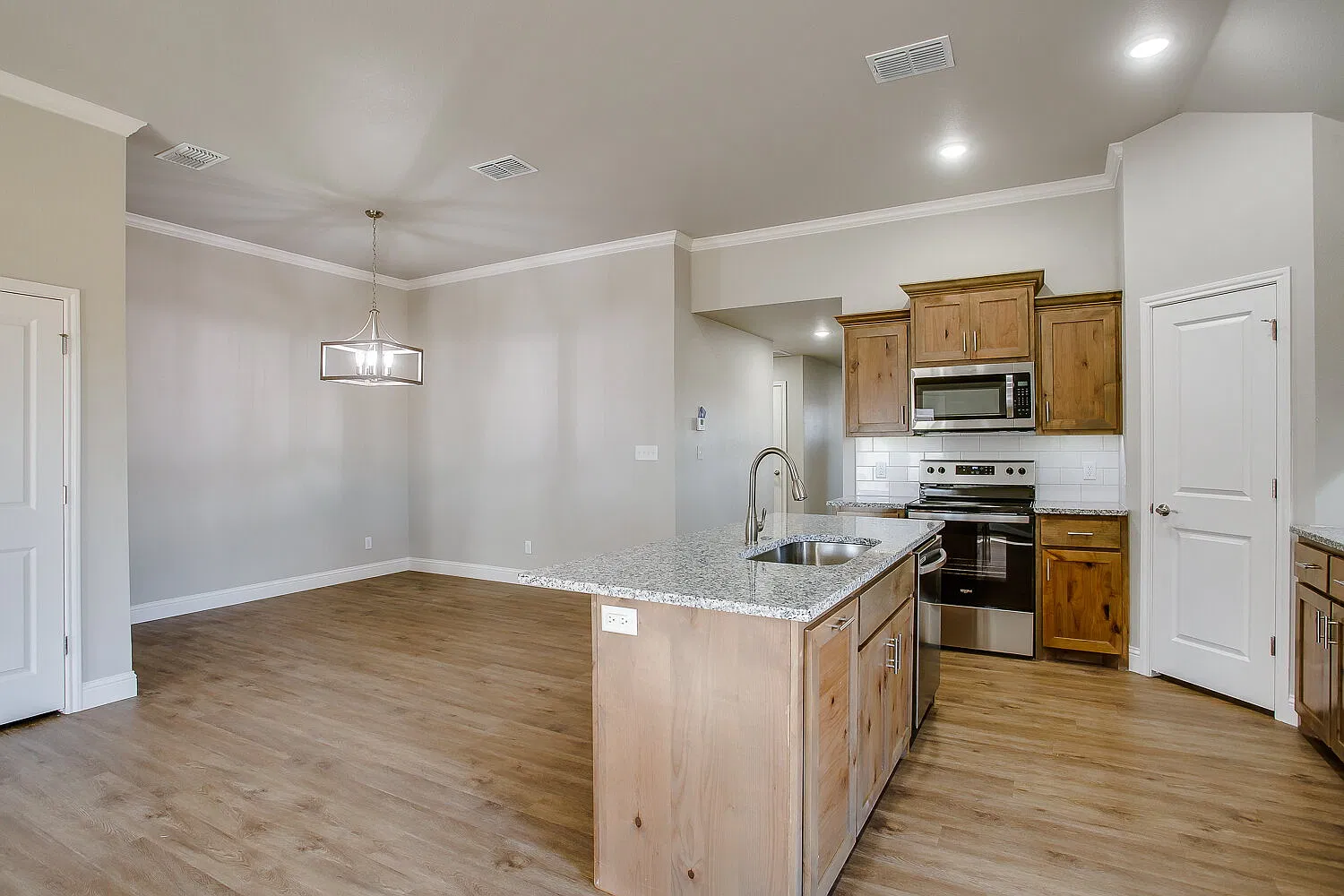 4 bed, 2.0 bath, 1772 sqft, $2,150 — Photo 4