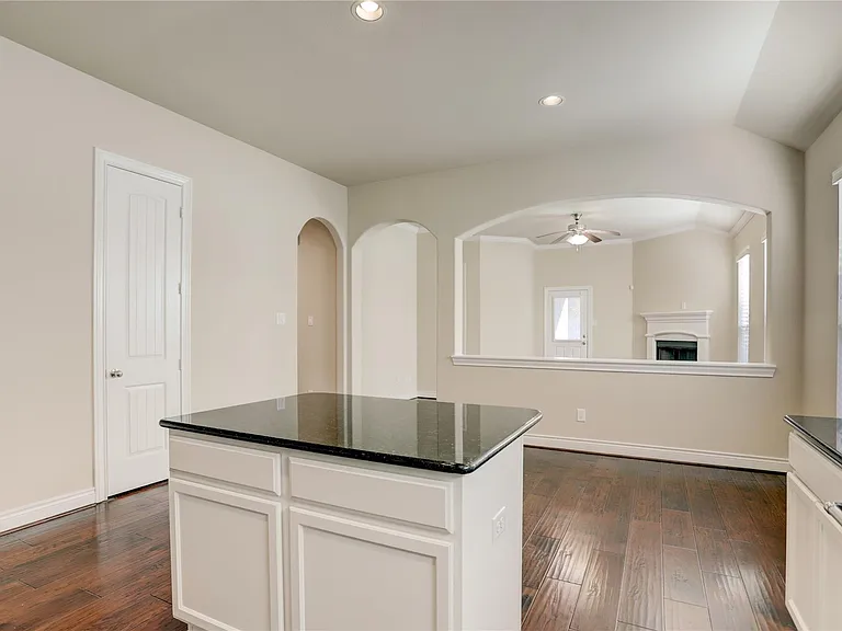 606 Sabinal St — Photo 8