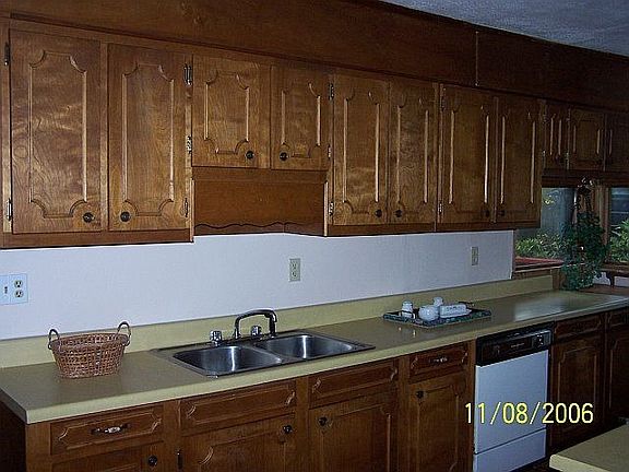 Loads of Cabinet in kitchen