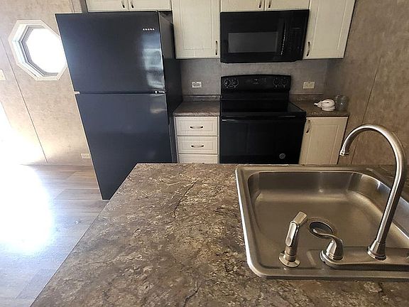 3rd image of 1326 White Oak Dr
