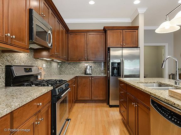 5th image of 2801 N Oakley Ave APT 105