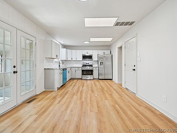 5th image of 2114 S Hickory Ave