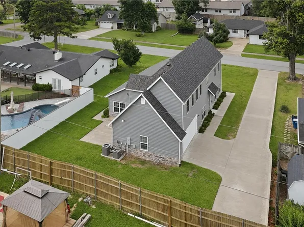 1305 NE 2nd St, Bentonville, AR 72712