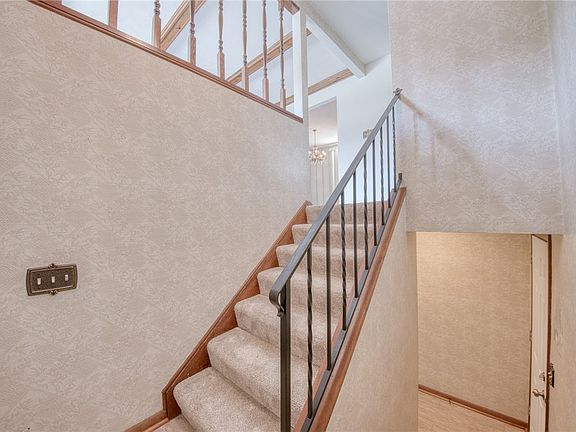 3rd image of 642 Pikeview Dr