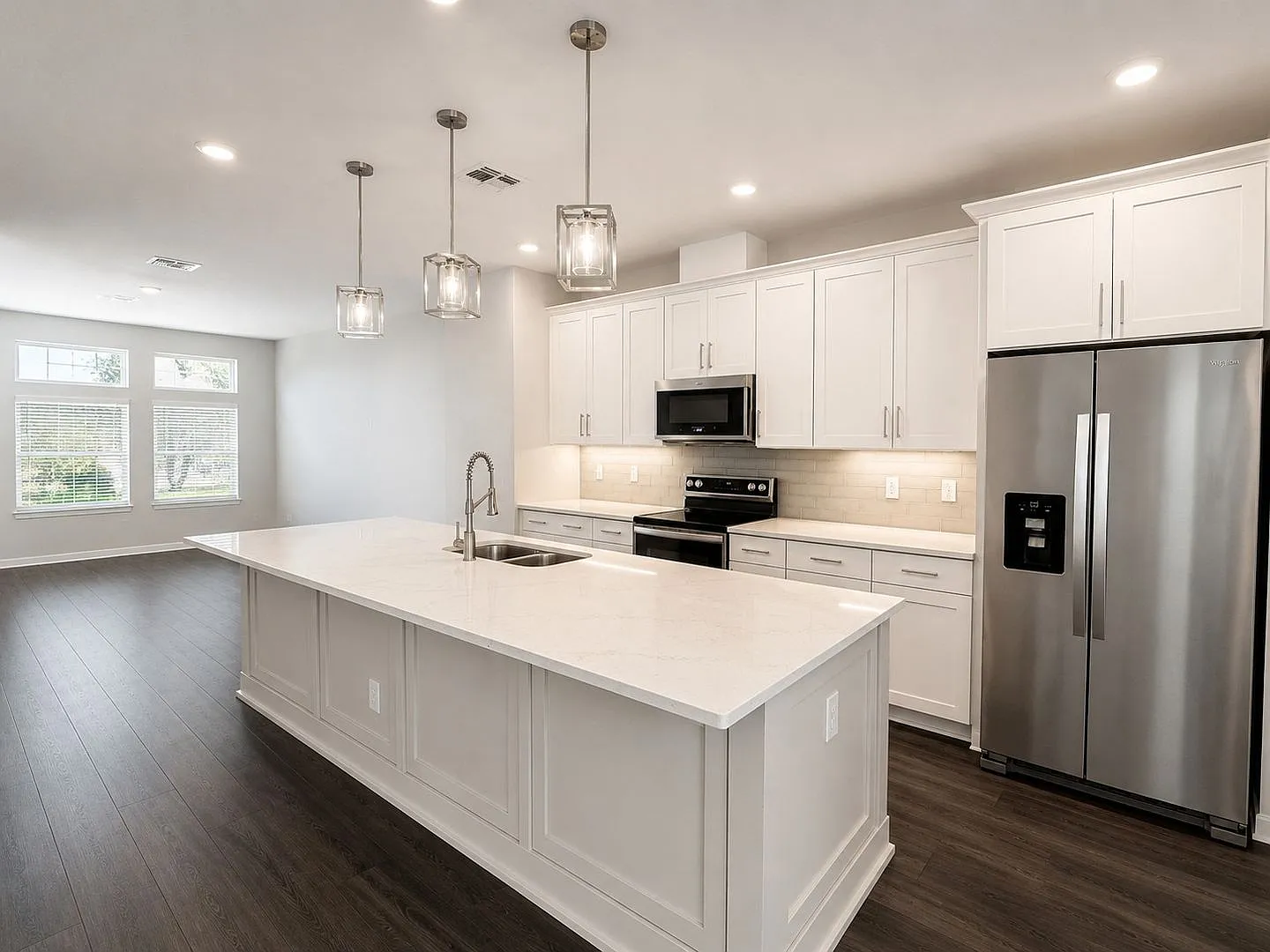 Available 8/10!! Luxury 3 story townhouse in the heart of Laureate Park — Photo 3