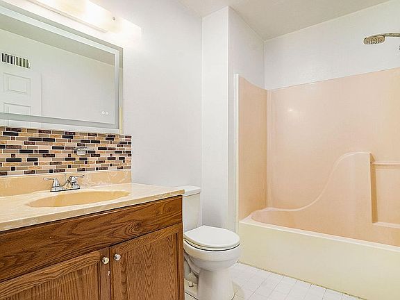 5th image of 111 Stephanie Ln