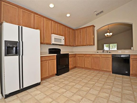 4th image of 18044 Saxony Ln