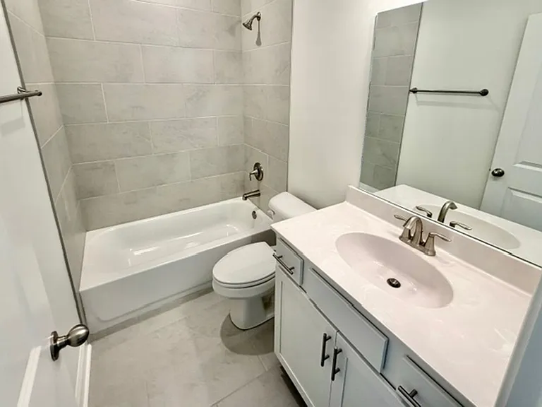 35 Hughetta St N — Photo 8