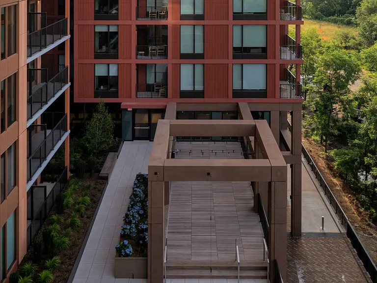 Stratos at Bridge District — Photo 28