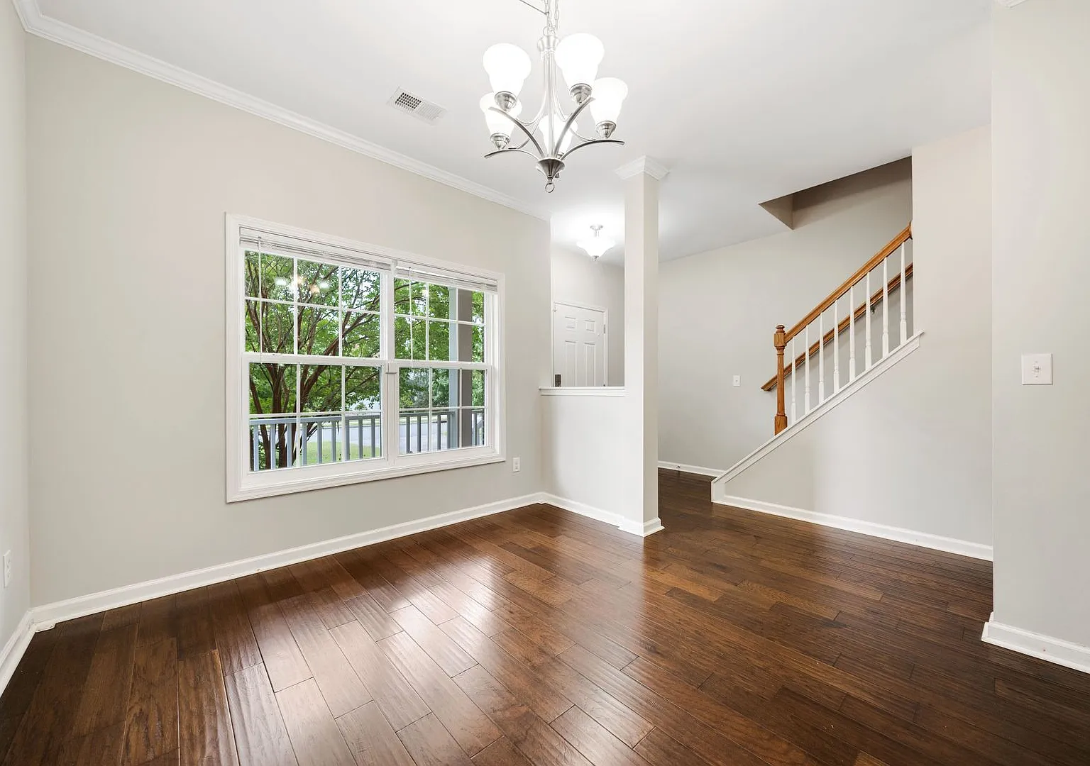 Gorgeous 5 bedroom home with loft + fully fenced yard! — Photo 2