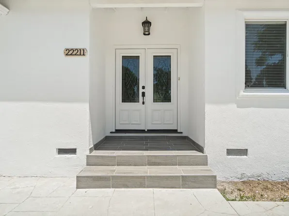 22211 Gilmore St, Canoga Park, CA 91303