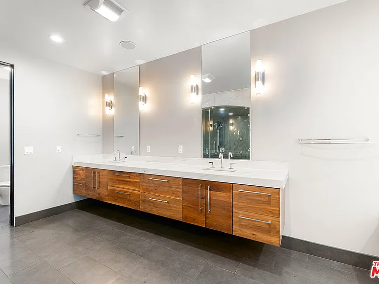 528 N Crescent Heights Blvd — Photo 19