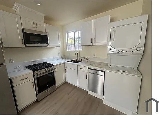 2nd image of 1339 Monserate Ave #2