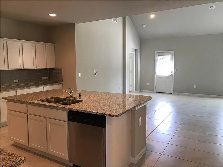 2205 Bettylou Ln — Photo 5