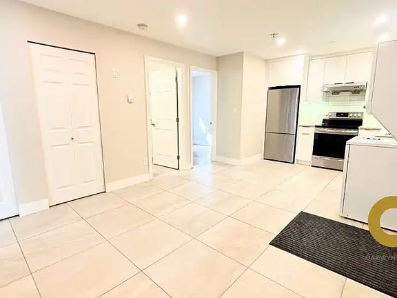 5th image of 2821 Victoria Dr #1A
