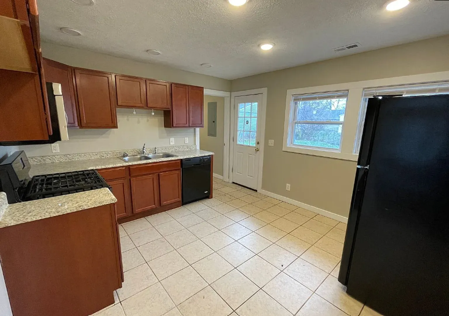 Charming Newly Renovated 3BR Home with Washer/Dryer Provided and Detached Garage — Photo 3