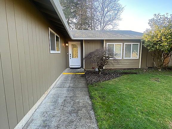3rd image of 1512 NE 143rd Ave