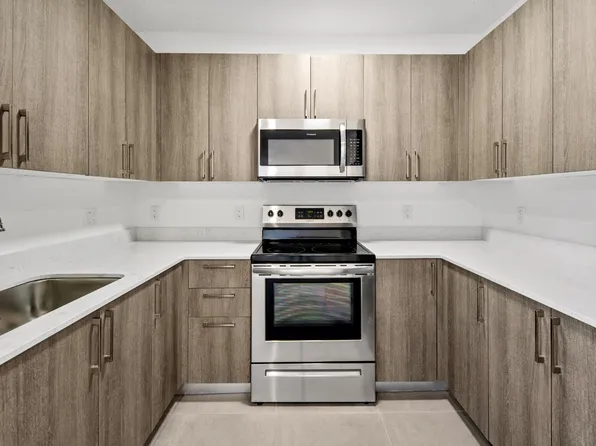 1295 W 69th St, Hialeah, FL