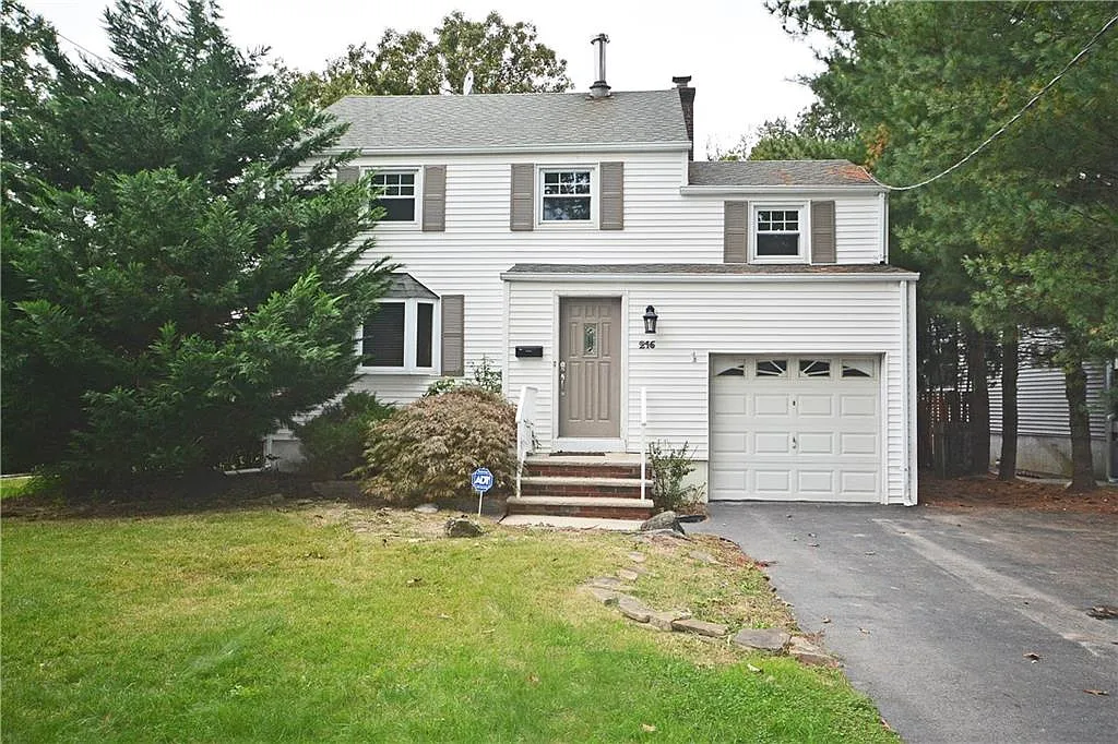 216 Penfield Pl photo 1