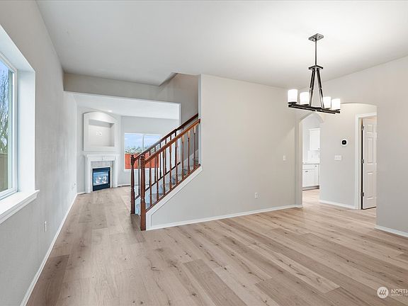 4th image of 11415 183rd St E