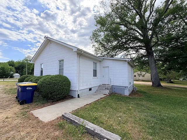 2 bed, 1.0 bath, $1,250 — Photo 2