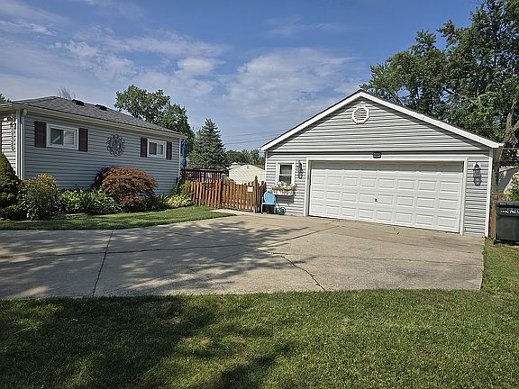 4th image of 22925 Euclid St