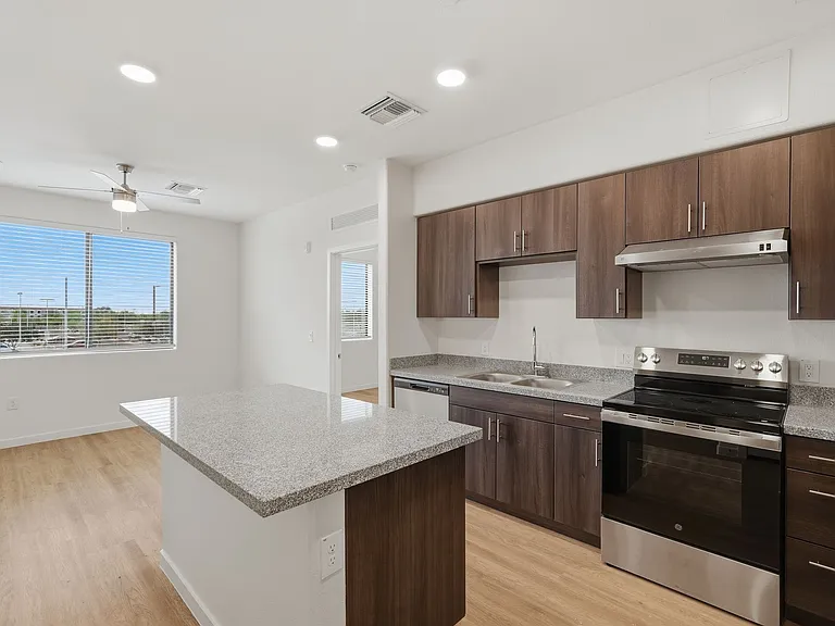 La Victoria Commons — Photo 28