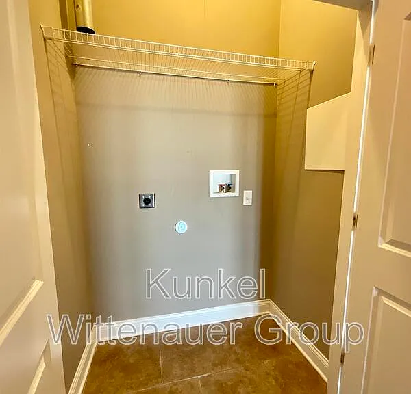 409 W Washington St #D — Photo 5