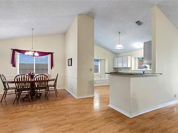 5th image of 2620 Long Branch Dr