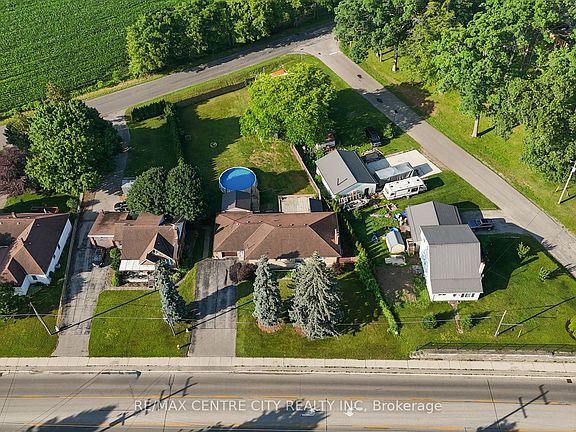 4th image of 303 Simcoe St