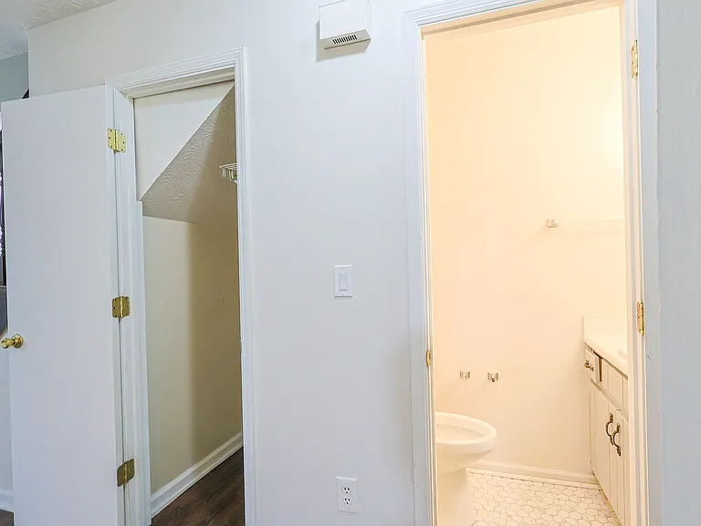 1/2 bath 1st Flr