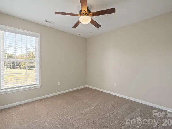 110 Fox Den Cir, Statesville, NC 28677