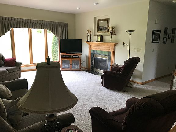 Living room with fireplace 