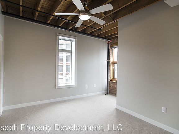 5th image of 143 N Broadway St #4722111