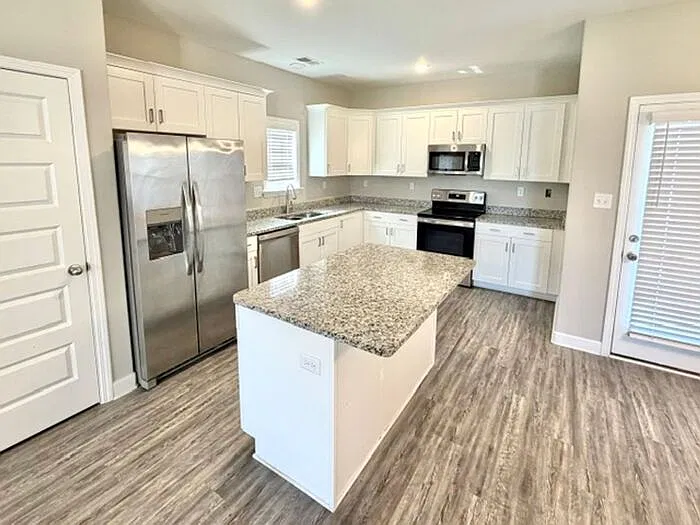 4 bed, 2.5 bath, 1964 sqft, $2,160 — Photo 3