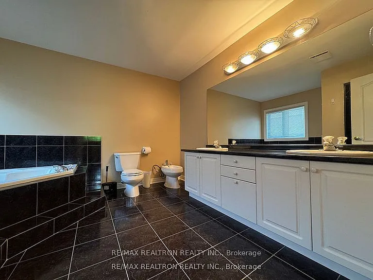 21 Goldring Cres — Photo 12