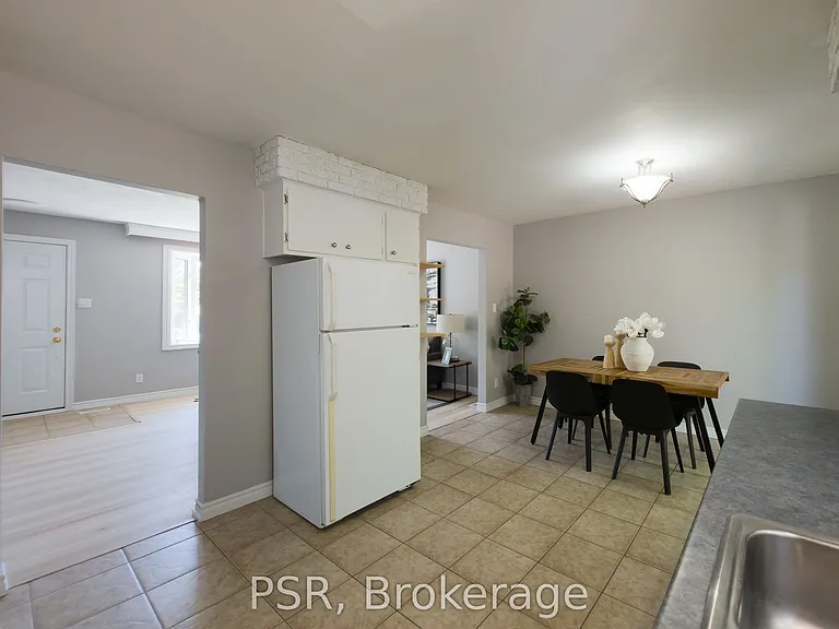 11 Elmsdale Dr — Photo 5